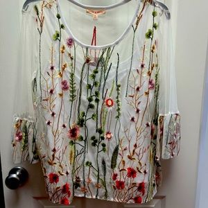 White see Thur with Beautiful embroidery  flowers and tulip  three-quarter